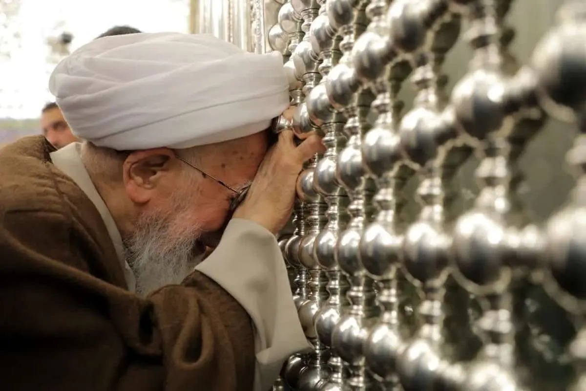 تصاویر گریه آیت الله جاوادی آمولی در معبد امام کازیم 4 تصاویر گریه آیت الله جاوادی آمولی در معبد امام کازیم