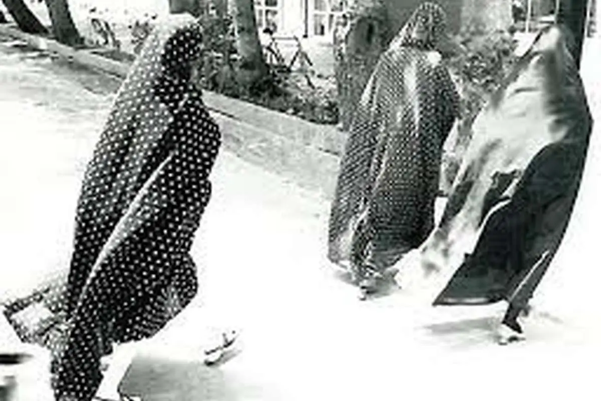 تهران در دهه 1980 ؛ پوشش زنان در خیابان سیروس بهستان 4 تهران در دهه 1980 ؛ پوشش زنان در خیابان سیروس بهستان