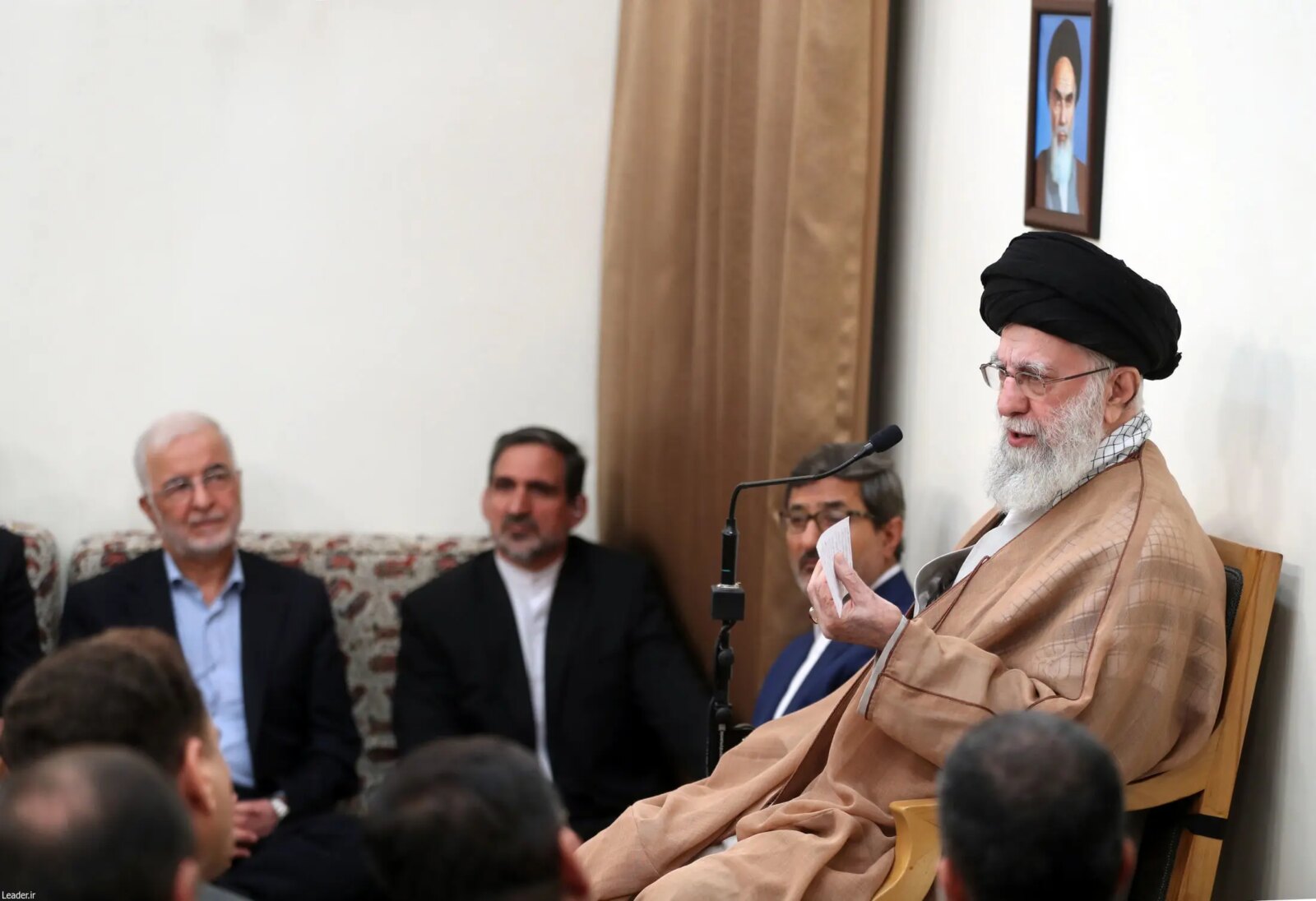 خطاب به فرمانداران ، رهبر عالی انقلاب: افراد داغ را بگیرید و به سمت آنها بروید