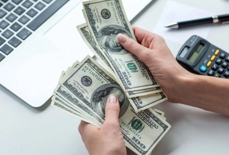 دلار بین کانال 1 و 2،000 تانک سرگردان بود