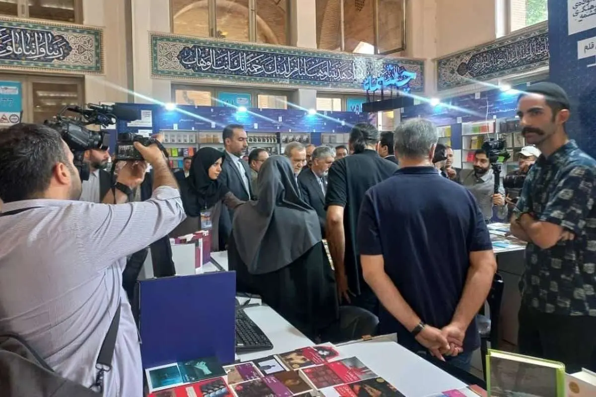 رئیس جمهور تهران از نمایشگاه کتاب بازدید کرد 4 رئیس جمهور تهران از نمایشگاه کتاب بازدید کرد