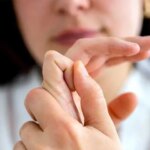 شکستن کولیک ؛ آیا این یک عادت بی ضرر است یا یک خطر مخفی؟