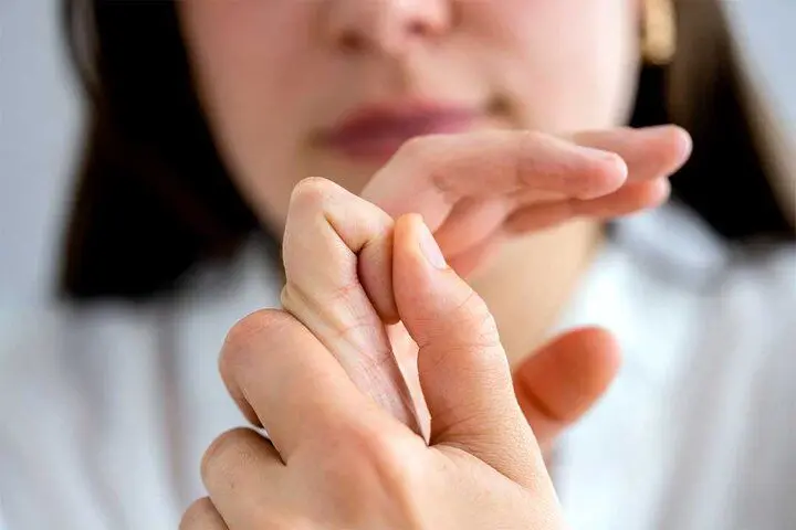شکستن کولیک ؛ آیا این یک عادت بی ضرر است یا یک خطر مخفی؟