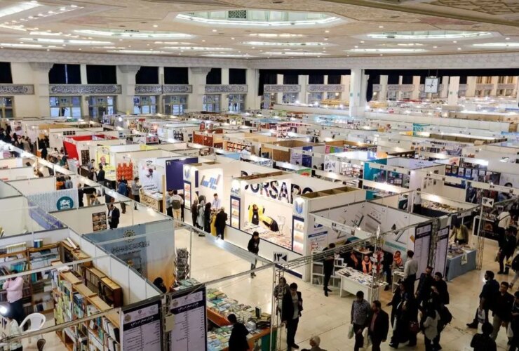 نمایشگاه کتاب امسال ؛ منطقه قابل تحمل تر از گذشته ؛ کتهای مختلف