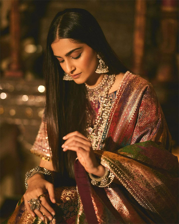 Sonam-Capoor-foreign Ontal-Outfit-Outfit-Banarasi-Banarasi-Sare-Saree-Embroiderry-and-Yahudi --- تاریخ و تاریخ و سبک -1-شکل 1