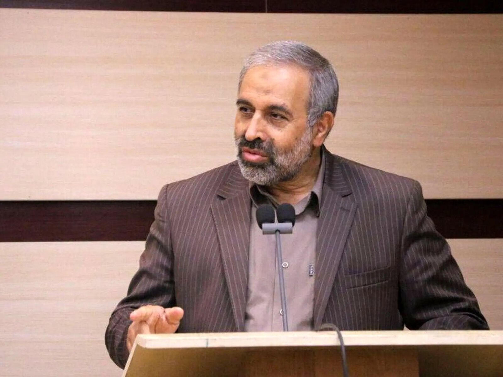 یزدیخاه ، نماینده تهران: موفق شد متون تهدیدآمیز را به نمایندگان از مراکز خاص بفرستد.