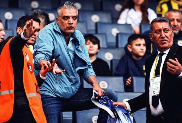تصویر ؛ بحث در آخرین بازی Fenerbahce ، پوستر Carikal در دست طرفداران