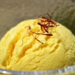 چگونه بستنی زعفران سنتی را با یک لیتر شیر در خانه درست کنیم
