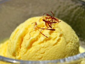 چگونه بستنی زعفران سنتی را با یک لیتر شیر در خانه درست کنیم