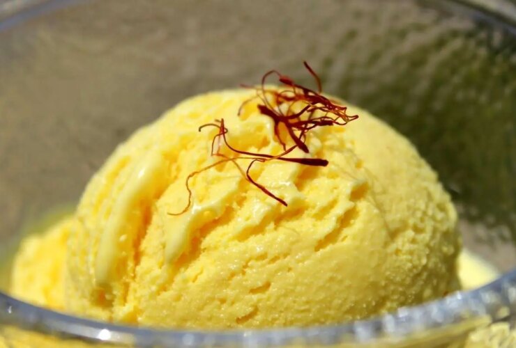 چگونه بستنی زعفران سنتی را با یک لیتر شیر در خانه درست کنیم