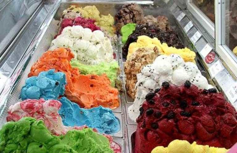 به بستنی های غیرمجاز از شیر ناسالم گرفته تا رنگهای مصنوعی توجه کنید