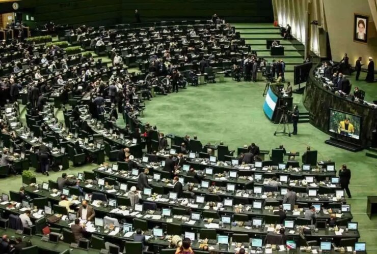 ارسال پیام کوتاه به نمایندگان ؛ این بار علیه وزیر اقتصاد پیشنهادی