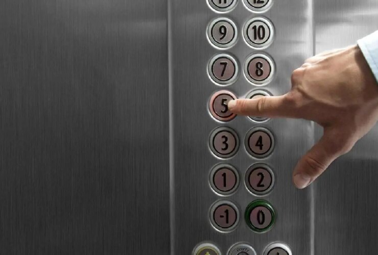 چه اتفاقی می افتد اگر در هنگام قطع برق در آسانسور گیر کنیم؟