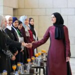 تصاویر رئیس جمهور و بانوی اول سوریه میزبان گروهی از زنان و دانشجویان هستند