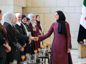 تصاویر رئیس جمهور و بانوی اول سوریه میزبان گروهی از زنان و دانشجویان هستند