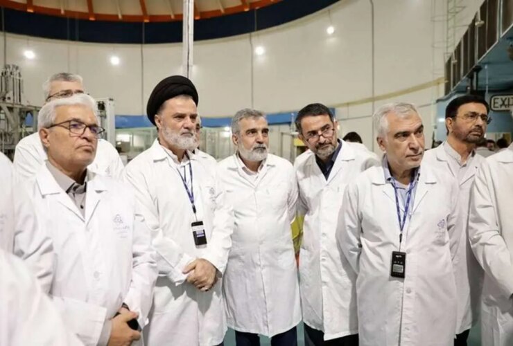 تصاویر اعضای کمیسیون امنیت ملی Majlis از راکتور تحقیقات تهران بازدید می کنند