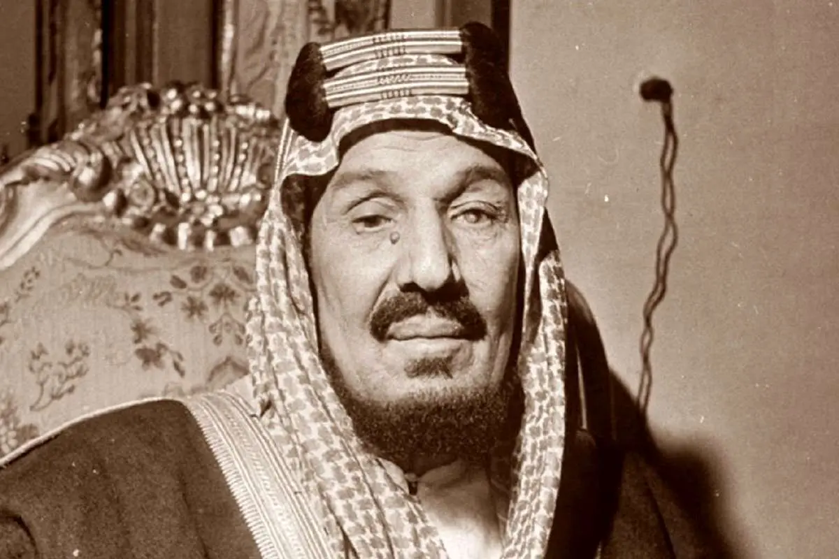 "اولین پادشاه عربستان سعودی و دو مهمان کامل شتر" ؛ 1326