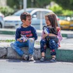 یک دختر فقیر که باید در خیابان به خیابان برود