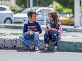 یک دختر فقیر که باید در خیابان به خیابان برود