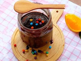 برای دیدن نحوه ساخت کیک شیشه ای ؛ کیک خیس شکلاتی