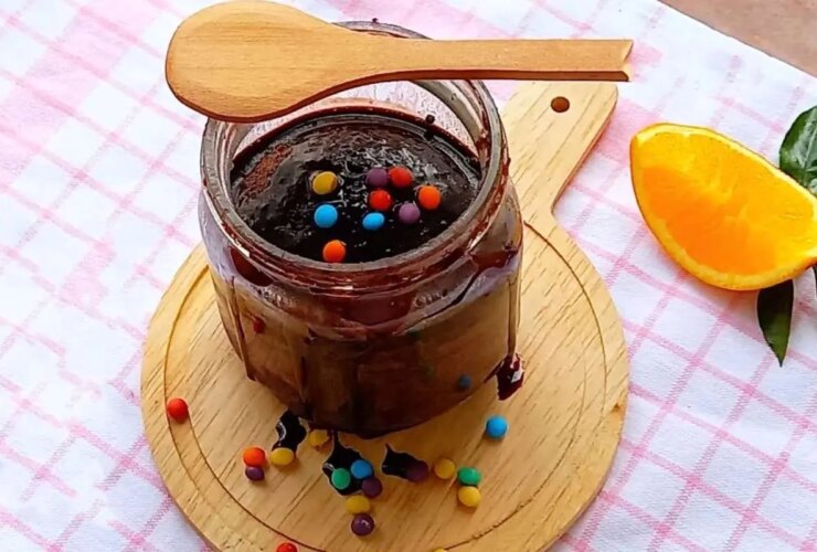برای دیدن نحوه ساخت کیک شیشه ای ؛ کیک خیس شکلاتی