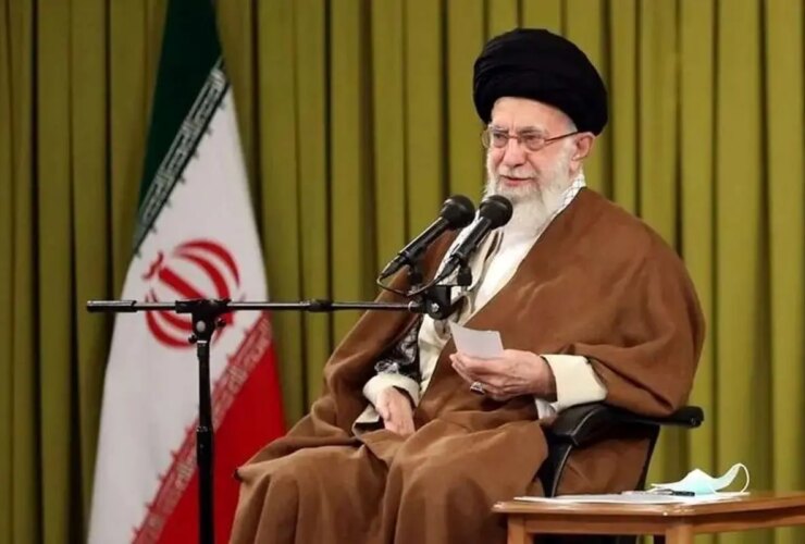 رهبر عالی انقلاب: نیروهای مسلح رژیم صهیونیستی را فقیر می کنند