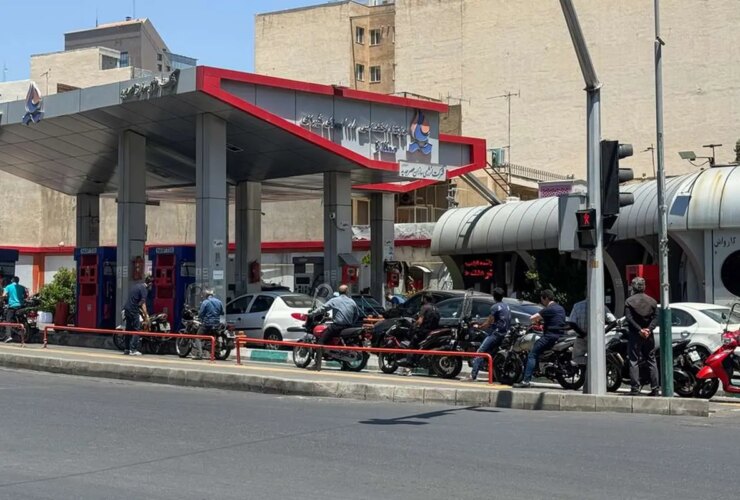 تصاویر کار پمپ های بنزین در تهران