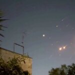 بسته شدن خیابان در حیفا پس از حمله موشکی ایرانی