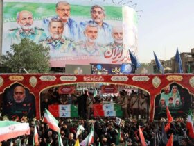 گروهی از فعالان سیاسی اصلاح طلب در مراسم تشییع جنازه شهدا