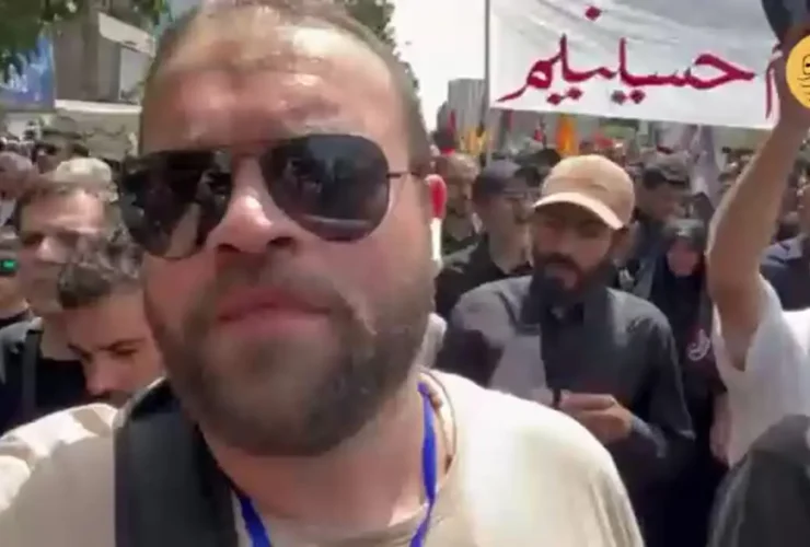 خبرنگار فرارو در مراسم تشییع جنازه شهدای جنگ