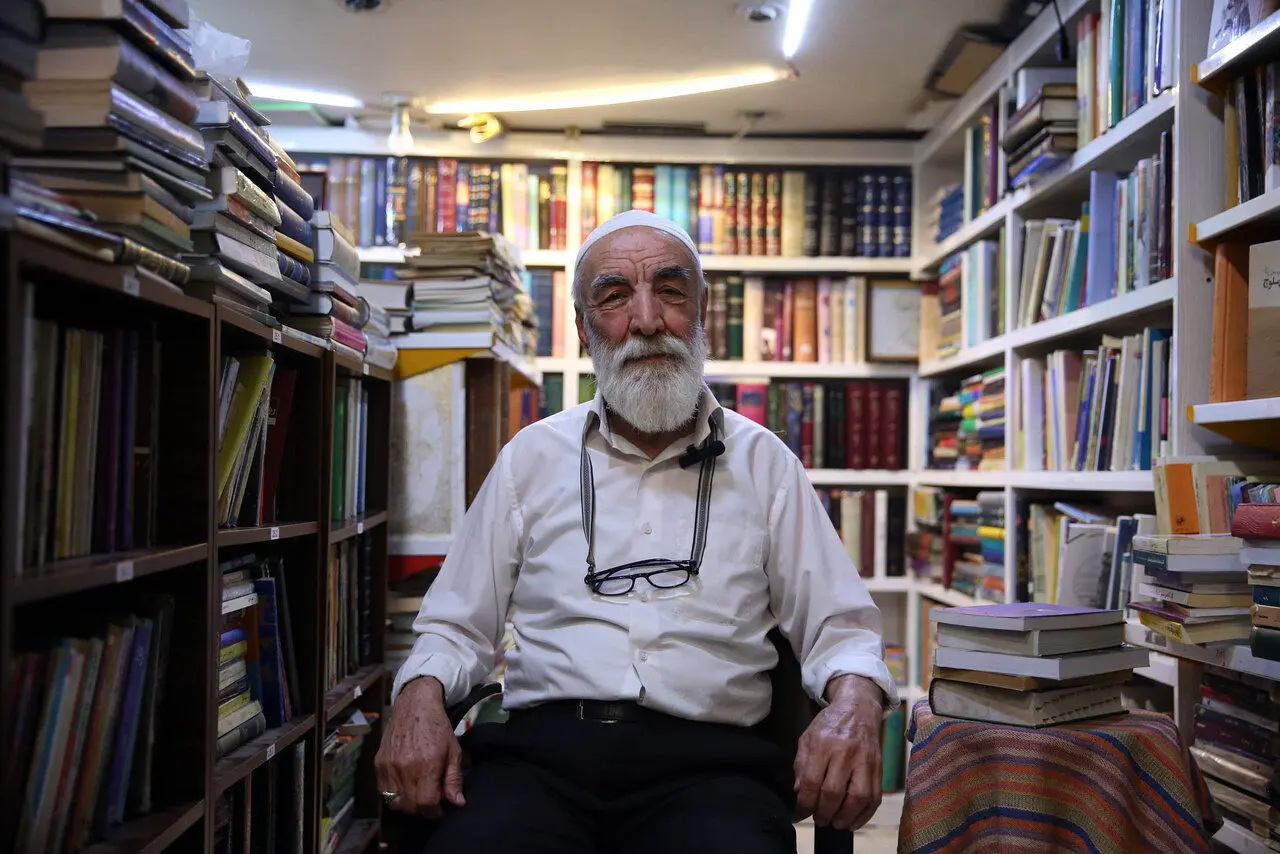 من در مراسم تشییع جنازه اخوان سوم بودم/ بعد از اینکه او از کتابفروشی اخراج شد