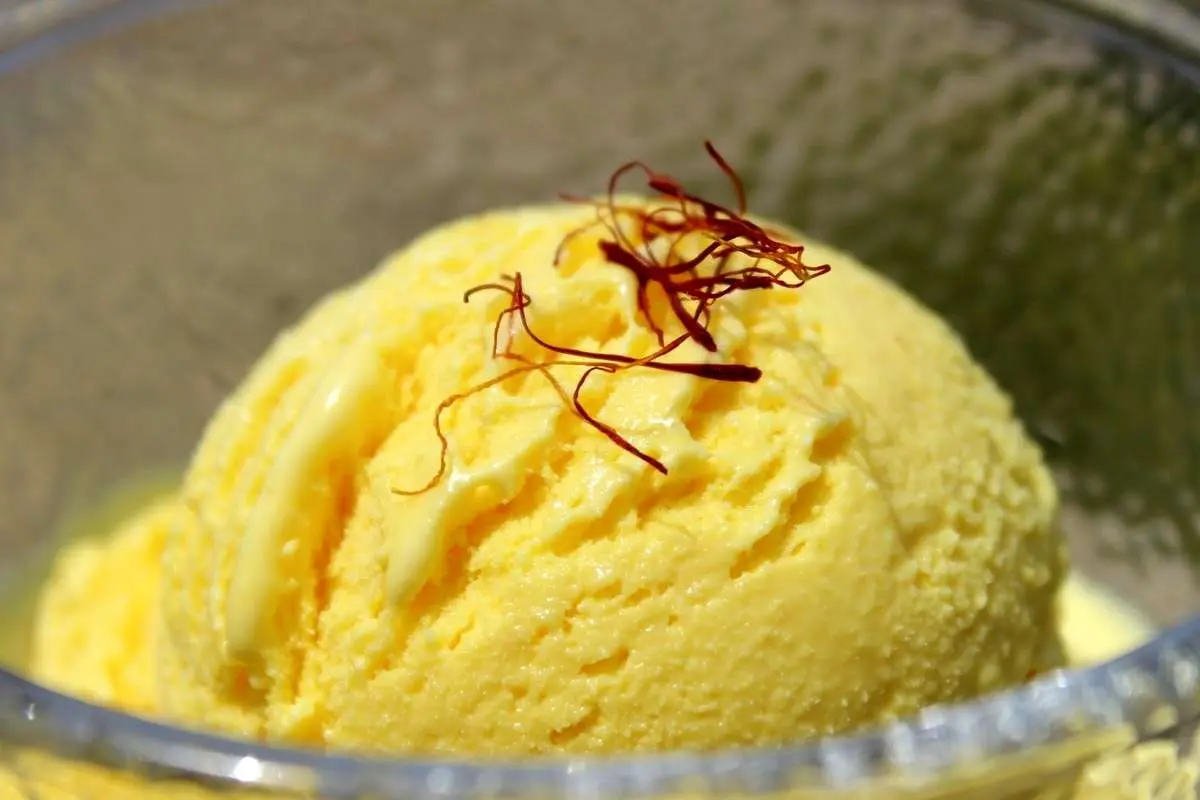 چگونه بستنی زعفران سنتی را با یک لیتر شیر در خانه درست کنیم 4 چگونه بستنی زعفران سنتی را با یک لیتر شیر در خانه درست کنیم