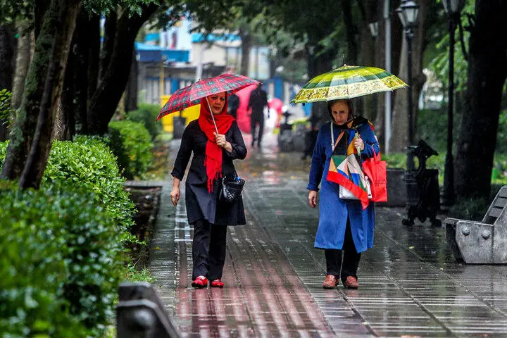 کاهش نسبی دما در روزهای آینده ؛ بارش باران در مناطق مختلف کشور