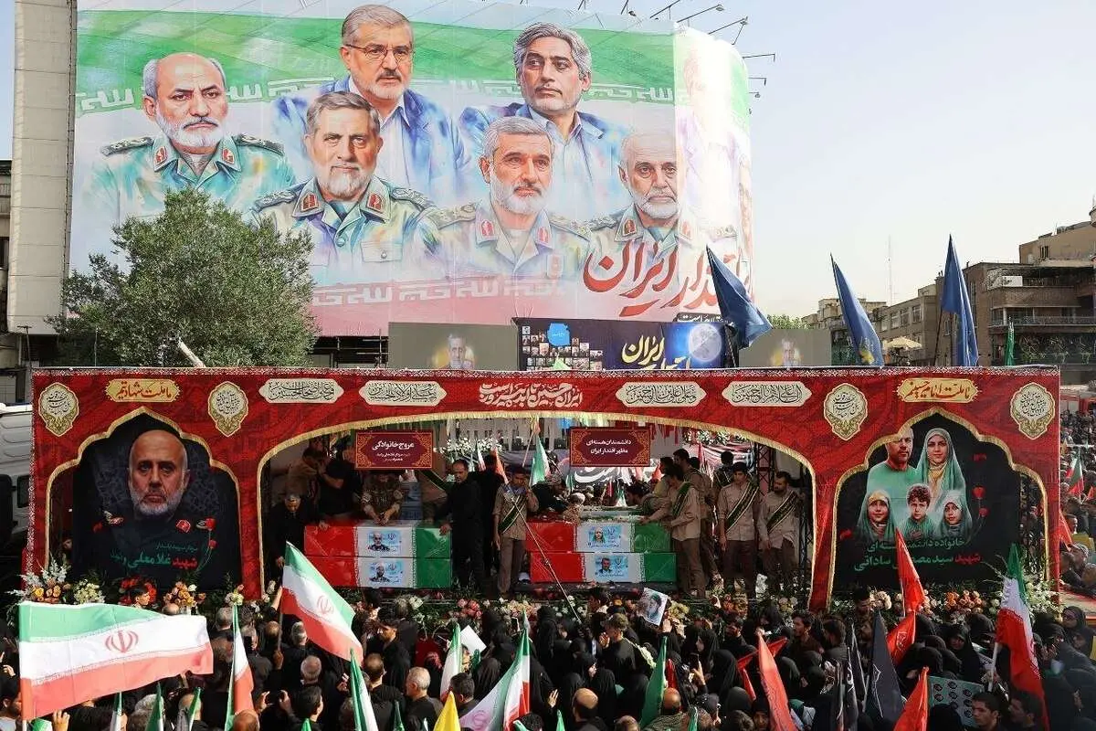 گروهی از فعالان سیاسی اصلاح طلب در مراسم تشییع جنازه شهدا 4 گروهی از فعالان سیاسی اصلاح طلب در مراسم تشییع جنازه شهدا