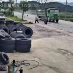 برای دیدن از چرخ کامیون در حال حرکت خارج شوید