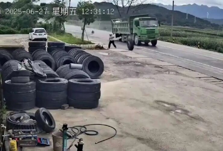 برای دیدن از چرخ کامیون در حال حرکت خارج شوید 36 برای دیدن از چرخ کامیون در حال حرکت خارج شوید