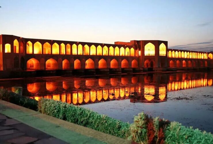 عکس زیر زمین پل خاوجو در اصفهان.