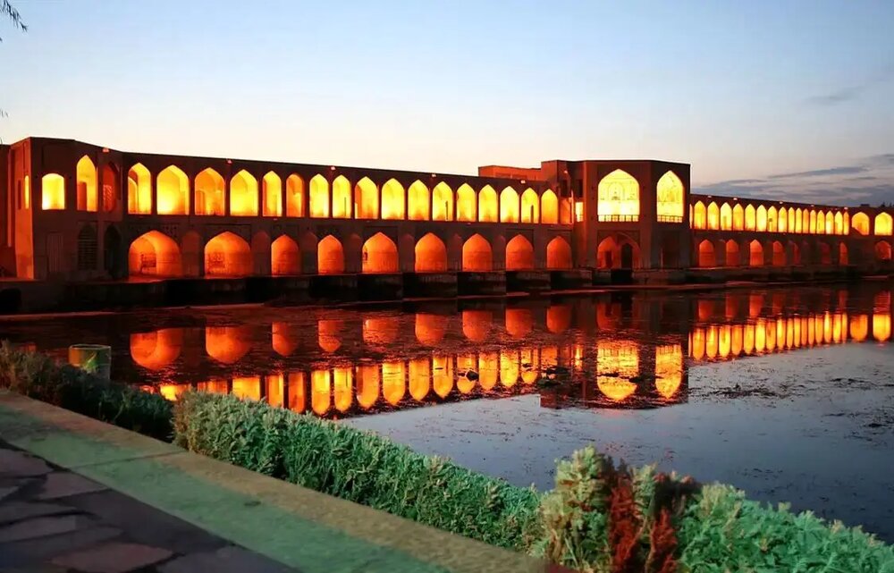 عکس زیر زمین پل خاوجو در اصفهان.