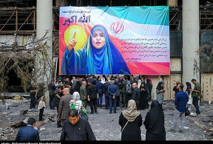 عکس در میان ویرانه های ساختمان شیشه ای ، Sahar Emami