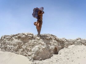 برای دیدن طوفان شن و ماسه خانه های زهکشی را مسدود کرد