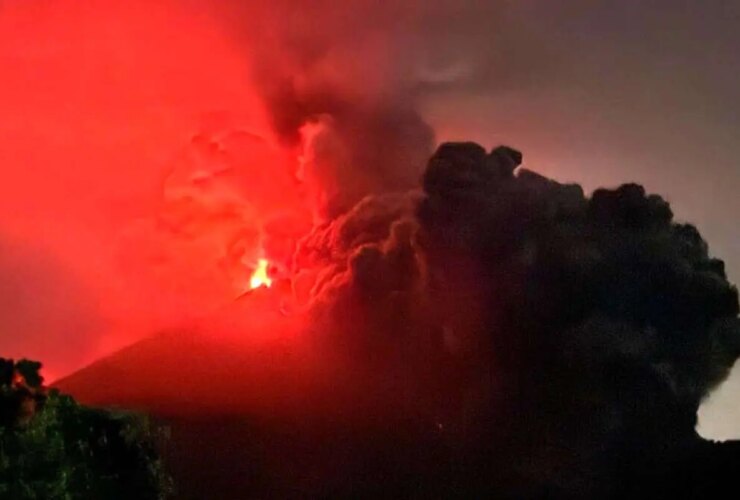 برای دیدن بخار و خاکستر از آتشفشان ایسلند خارج می شوند