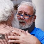 تصاویر هنرمندانی که از ساختمان شیشه ای بازدید می کنند