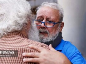 تصاویر هنرمندانی که از ساختمان شیشه ای بازدید می کنند