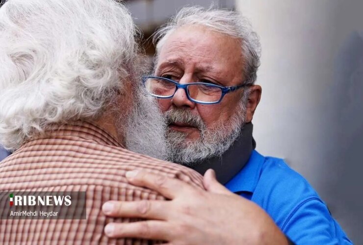 تصاویر هنرمندانی که از ساختمان شیشه ای بازدید می کنند