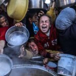تصاویر دردناک از پدر فلسطینی و پسرش در جعبه زباله در غزه