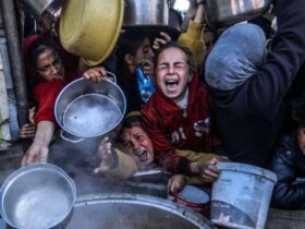 تصاویر دردناک از پدر فلسطینی و پسرش در جعبه زباله در غزه
