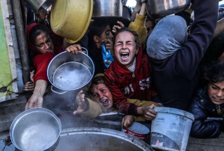 تصاویر دردناک از پدر فلسطینی و پسرش در جعبه زباله در غزه