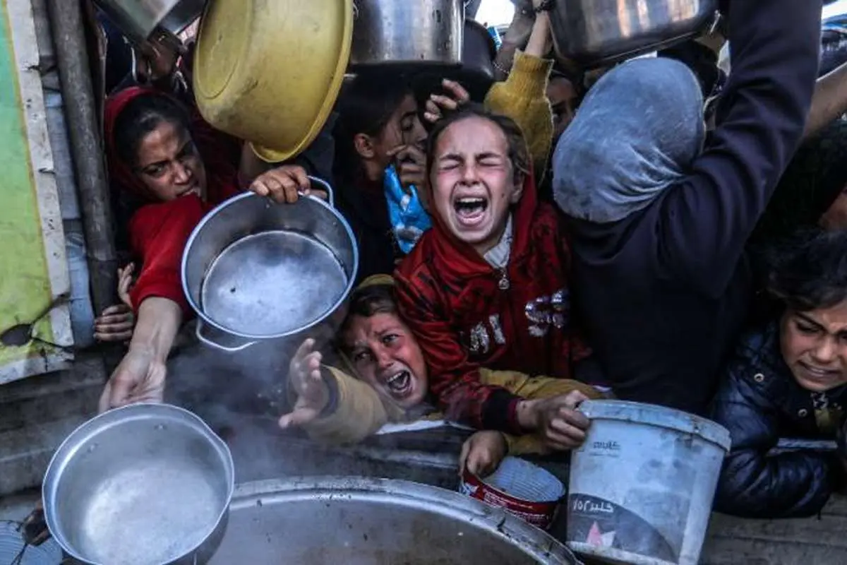 تصاویر دردناک از پدر فلسطینی و پسرش در جعبه زباله در غزه