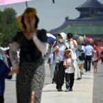 برای دیدن ذوب لاستیک های کامیون به دلیل دمای هوا در چین