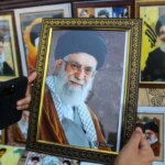 عکس فروش تصاویر رهبر انقلابی در کشمیر